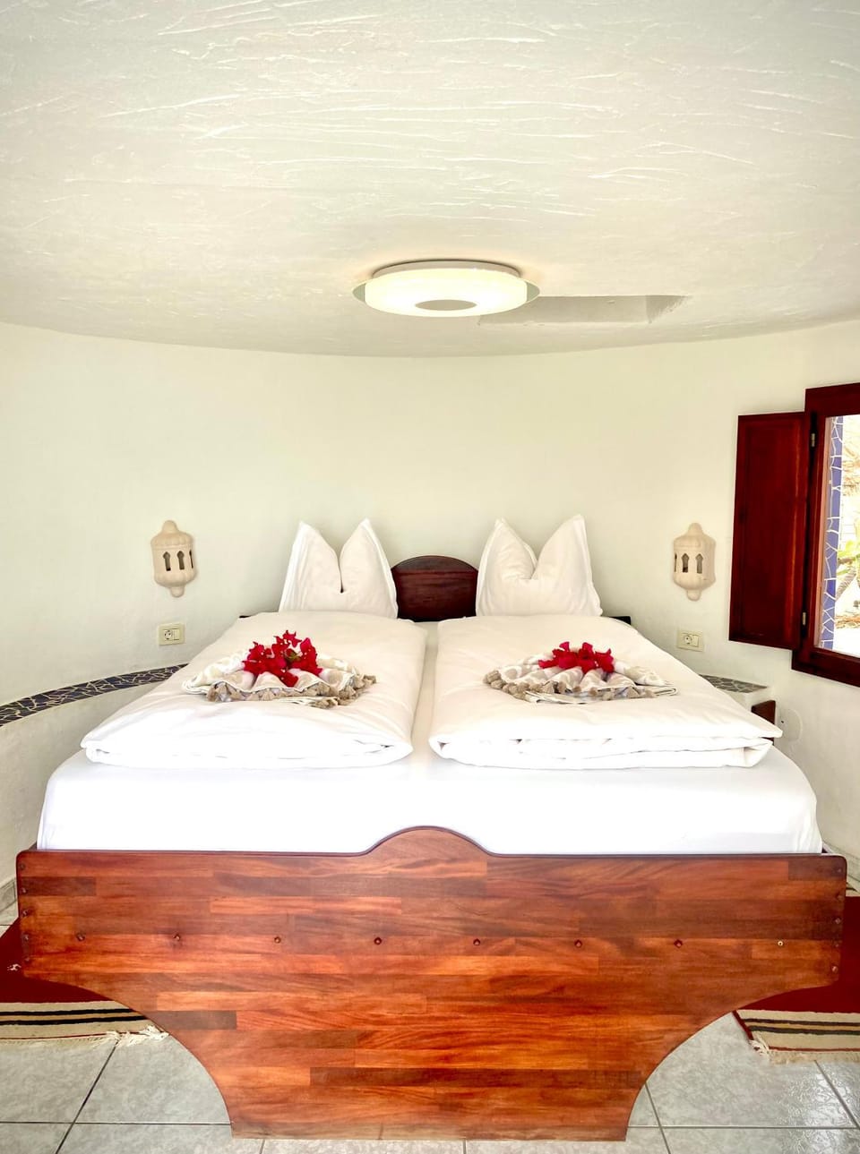 Bed, Bedroom, towels