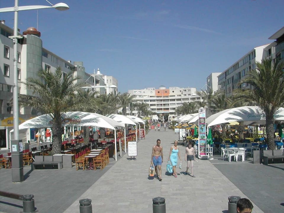 Property building, Restaurant/places to eat, Neighbourhood, Supermarket/grocery shop, Shopping Area