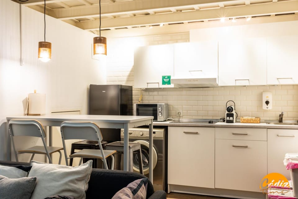 Coffee/tea facilities, Kitchen or kitchenette, Dining area, microwave, stove, washing machine, kitchen
