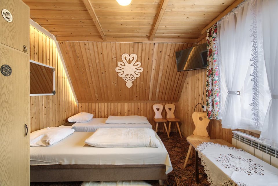 Bed, TV and multimedia, Photo of the whole room, Bedroom, towels