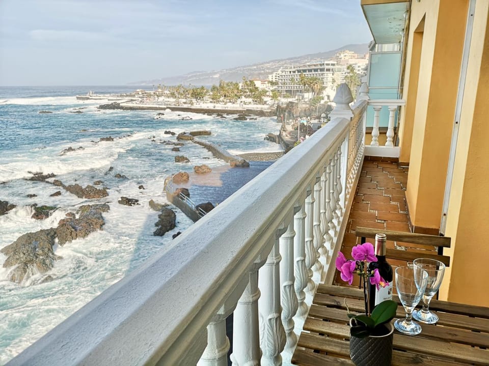 View (from property/room), Balcony/Terrace, City view, Landmark view, Sea view, Street view