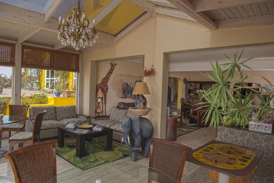 Restaurant/places to eat, Seating area