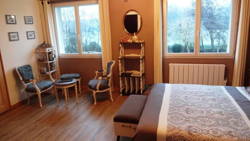 Bed, Living room, Photo of the whole room, Seating area, Bedroom