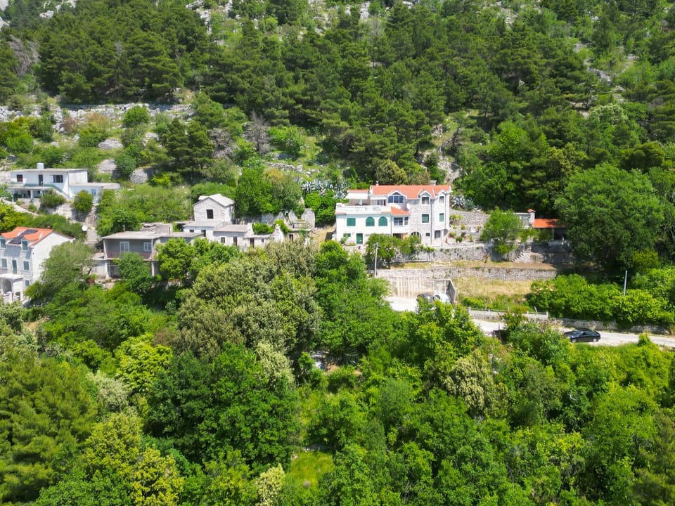 Property building, Day, Neighbourhood, Natural landscape, Bird's eye view, City view, Mountain view
