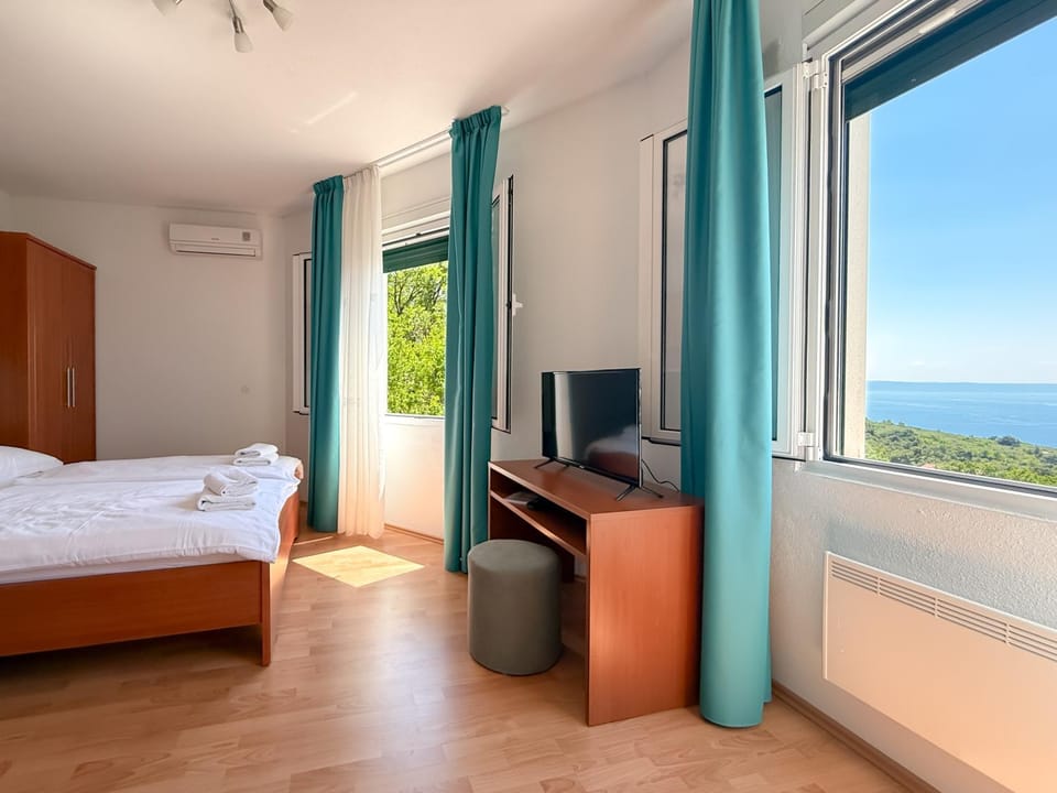 Bed, Natural landscape, TV and multimedia, View (from property/room), Balcony/Terrace, Bedroom, Sea view, air conditioner