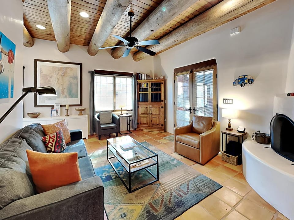 TV and multimedia, Living room, Seating area, fireplace, furniture, air conditioner