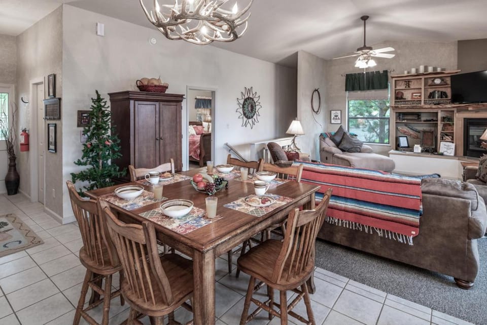 TV and multimedia, Living room, Seating area, Dining area, fireplace, furniture