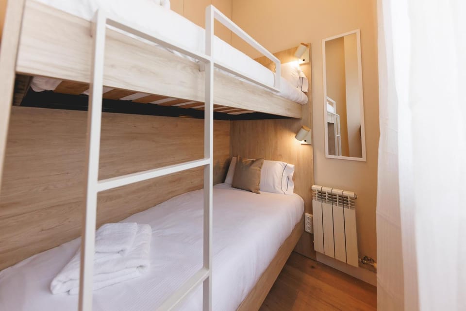 Bedroom, bunk bed