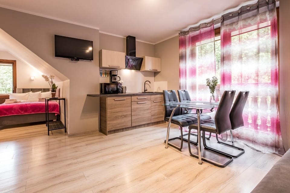 Bed, Kitchen or kitchenette, Seating area, Bedroom