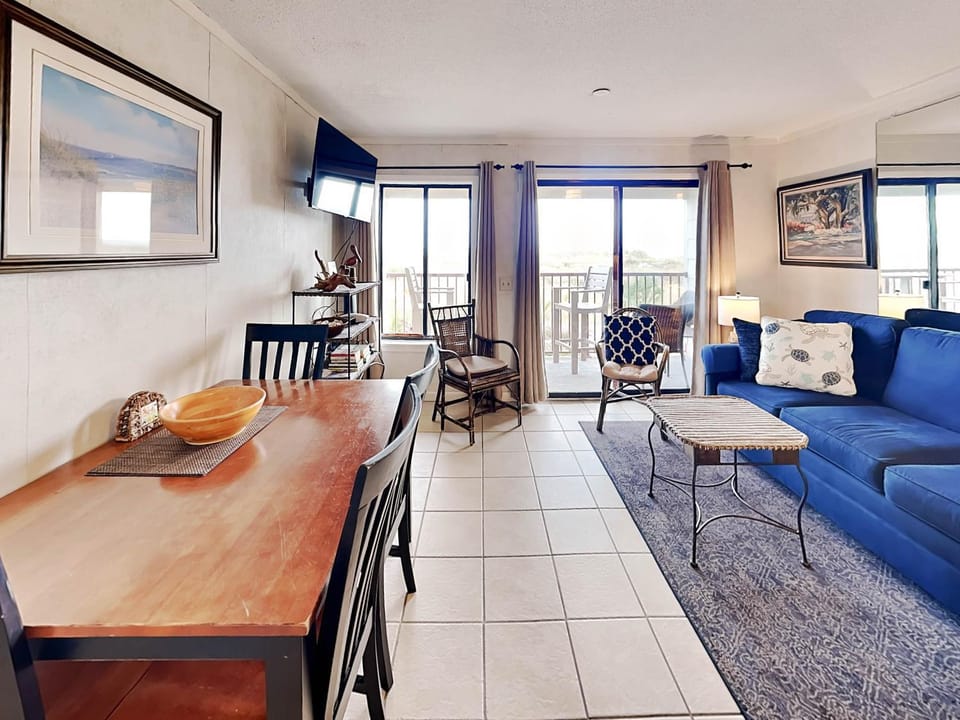 TV and multimedia, Balcony/Terrace, Living room, Seating area, Dining area, furniture