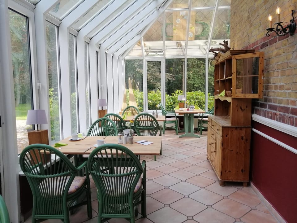 Restaurant/places to eat, Buffet breakfast