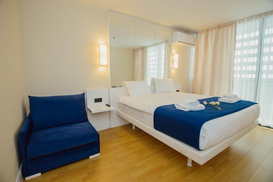 Bed, Living room, Photo of the whole room