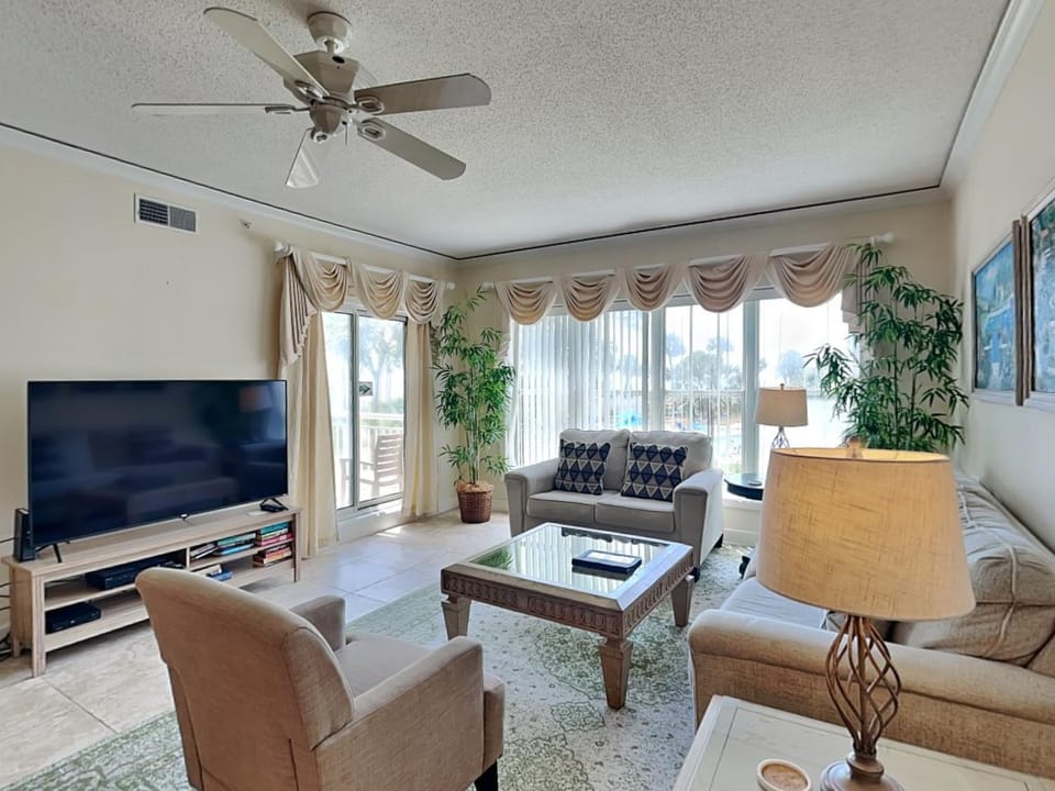 TV and multimedia, Balcony/Terrace, Living room, Seating area, air conditioner