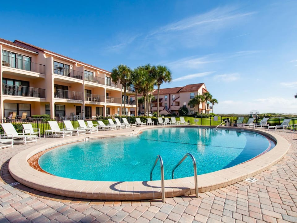 Property building, Neighbourhood, Natural landscape, Balcony/Terrace, Pool view, Swimming pool