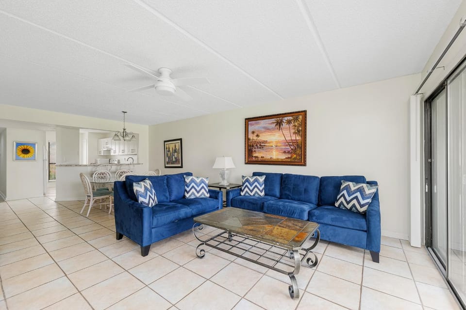 Kitchen or kitchenette, Living room, Seating area, Dining area, furniture