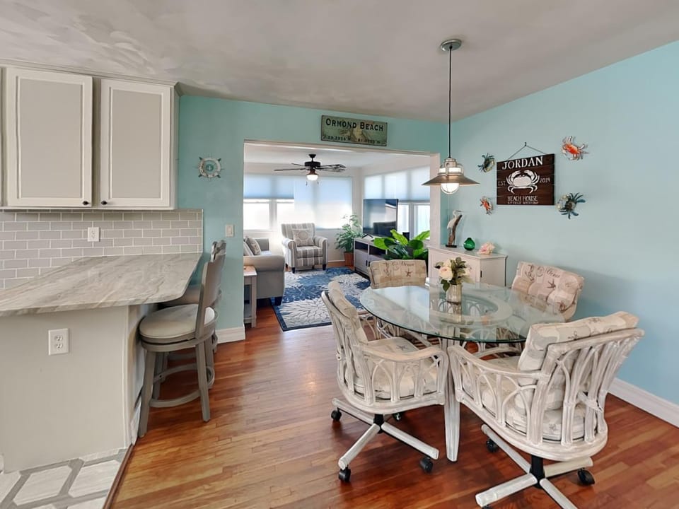 Kitchen or kitchenette, Living room, Dining area, furniture