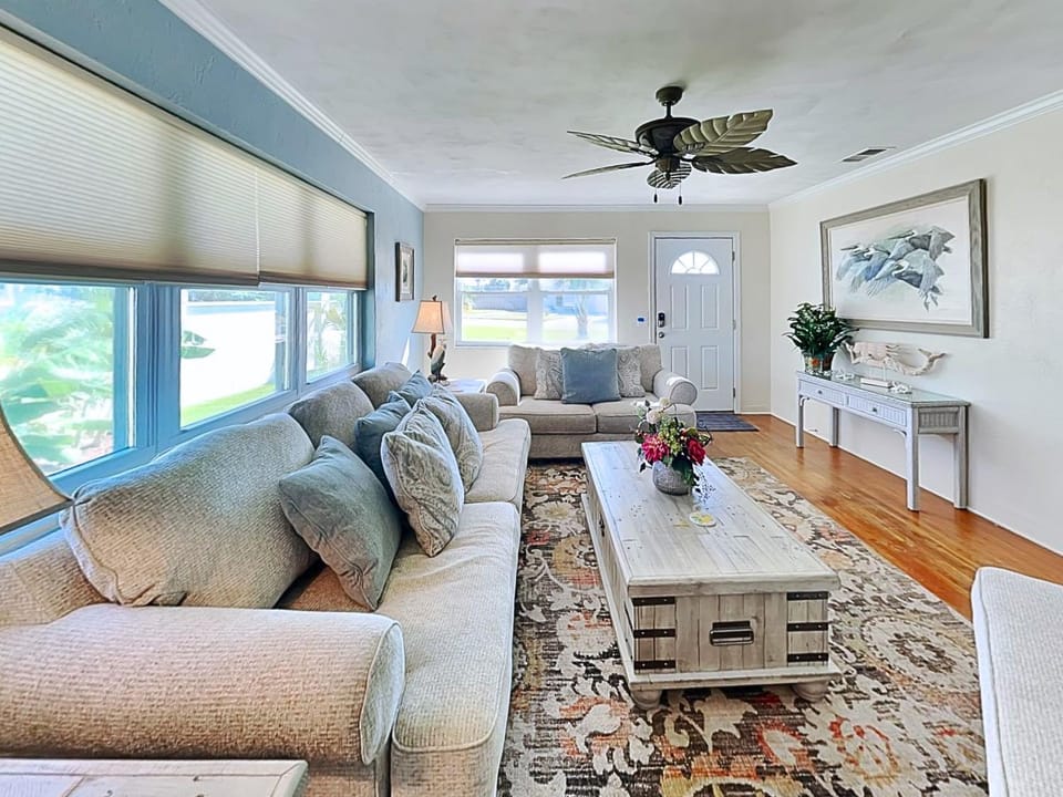 Living room, Seating area, furniture
