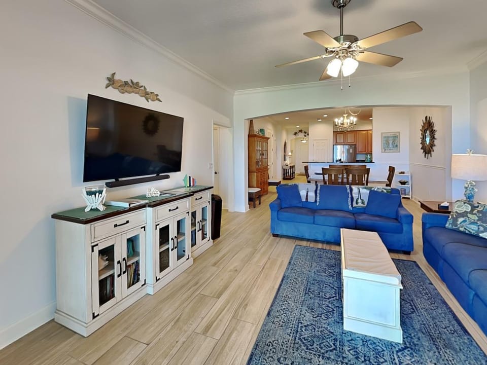 Bed, Day, TV and multimedia, Kitchen or kitchenette, Living room, Seating area, Dining area, furniture