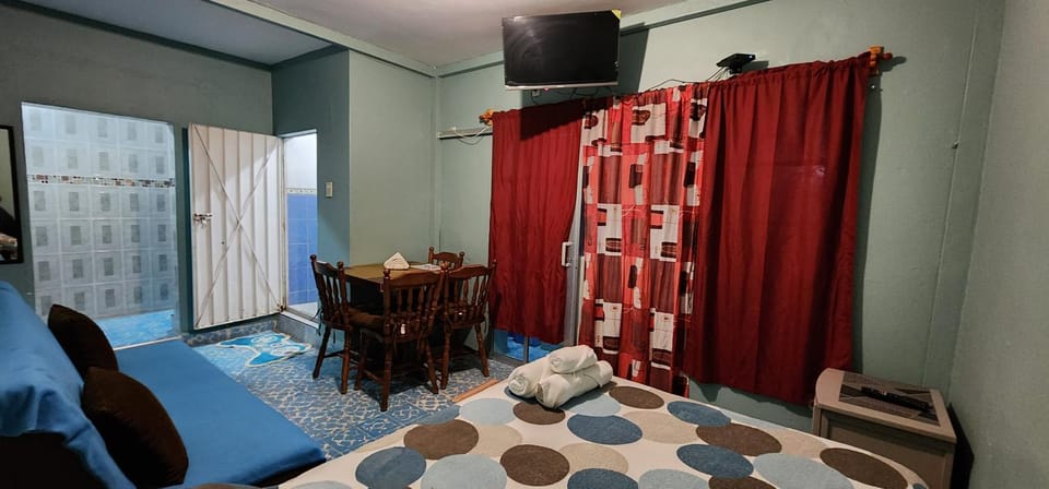 Bed, TV and multimedia, Living room, Photo of the whole room, Seating area, Dining area, Bedroom