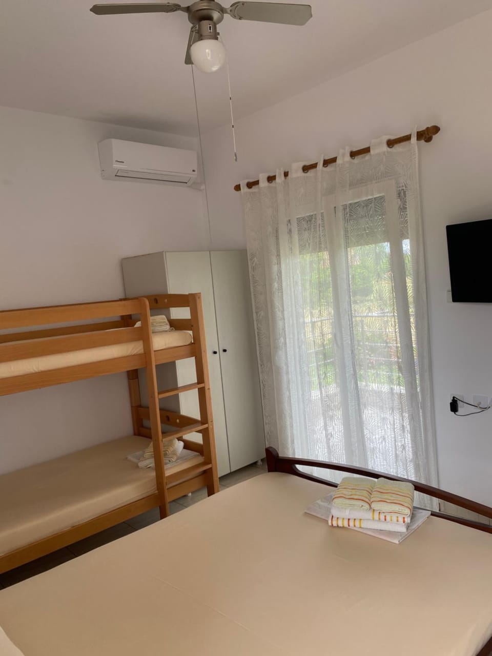 Bedroom, bunk bed, fireplace, air conditioner
