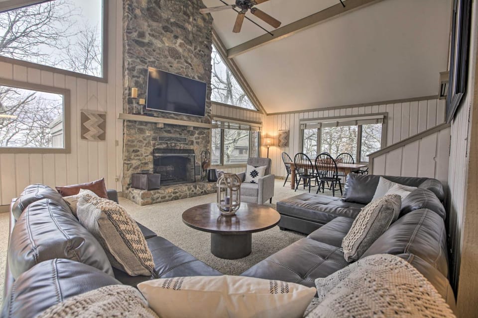 Mountaintop Wintergreen Resort Home w/ Deck, Views House in Massies Mill