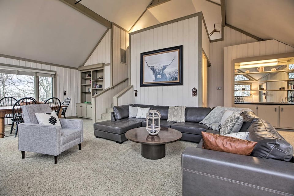 Mountaintop Wintergreen Resort Home w/ Deck, Views House in Massies Mill