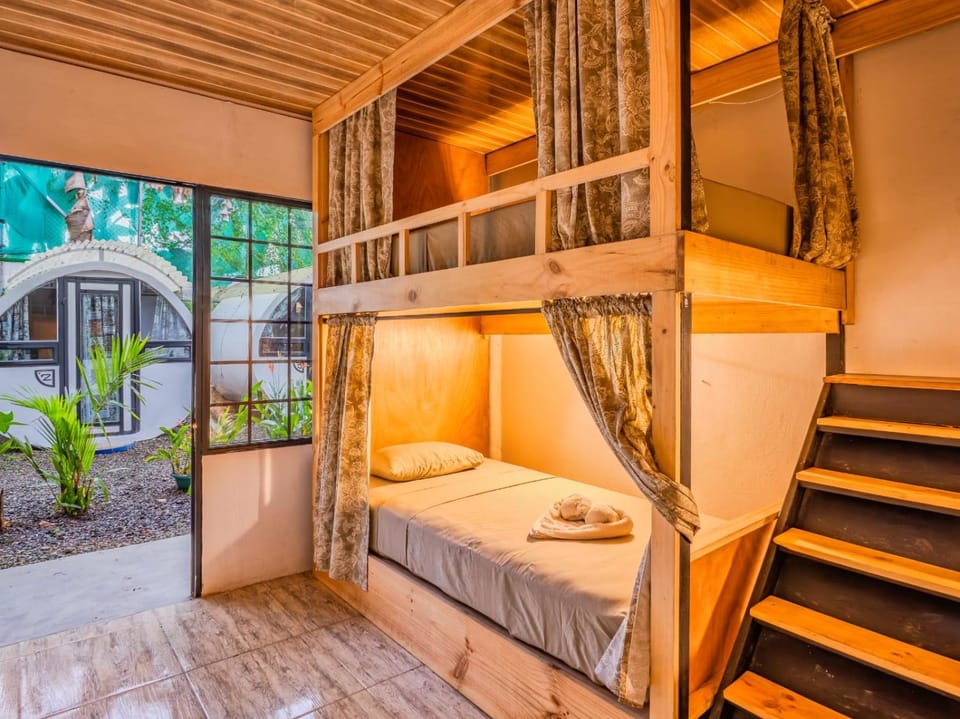 Bedroom, bunk bed