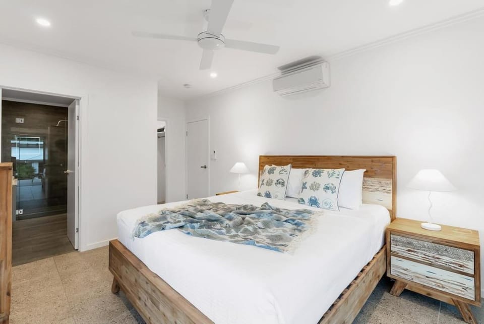 Bed, Bedroom, air conditioner