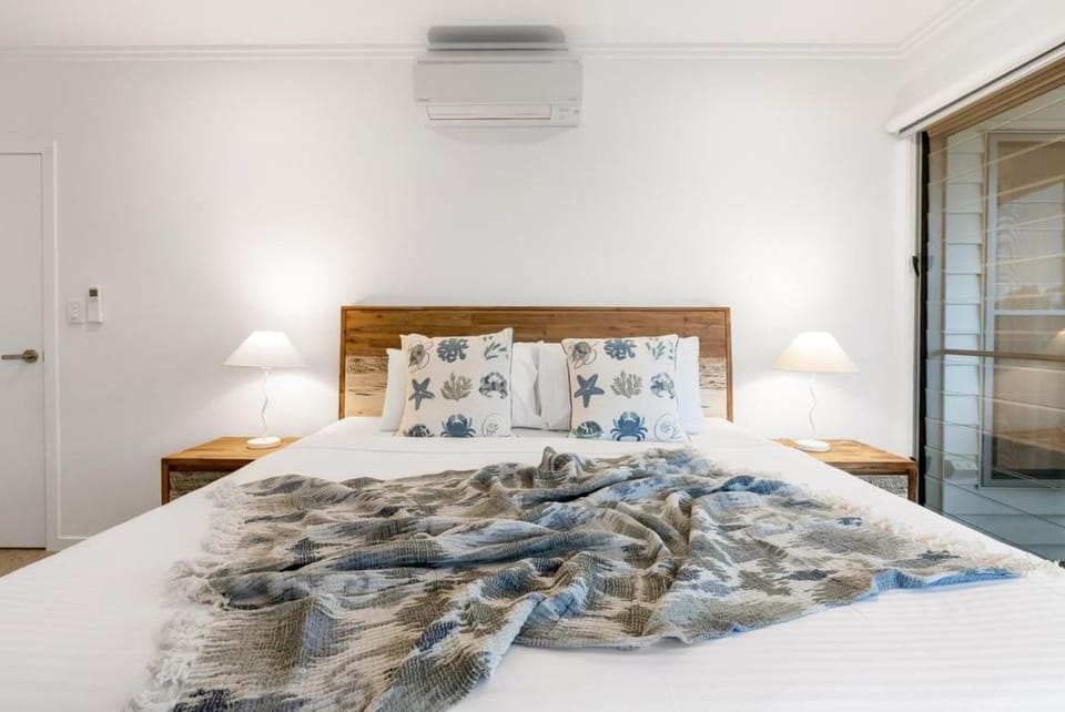 Bed, Bedroom, air conditioner