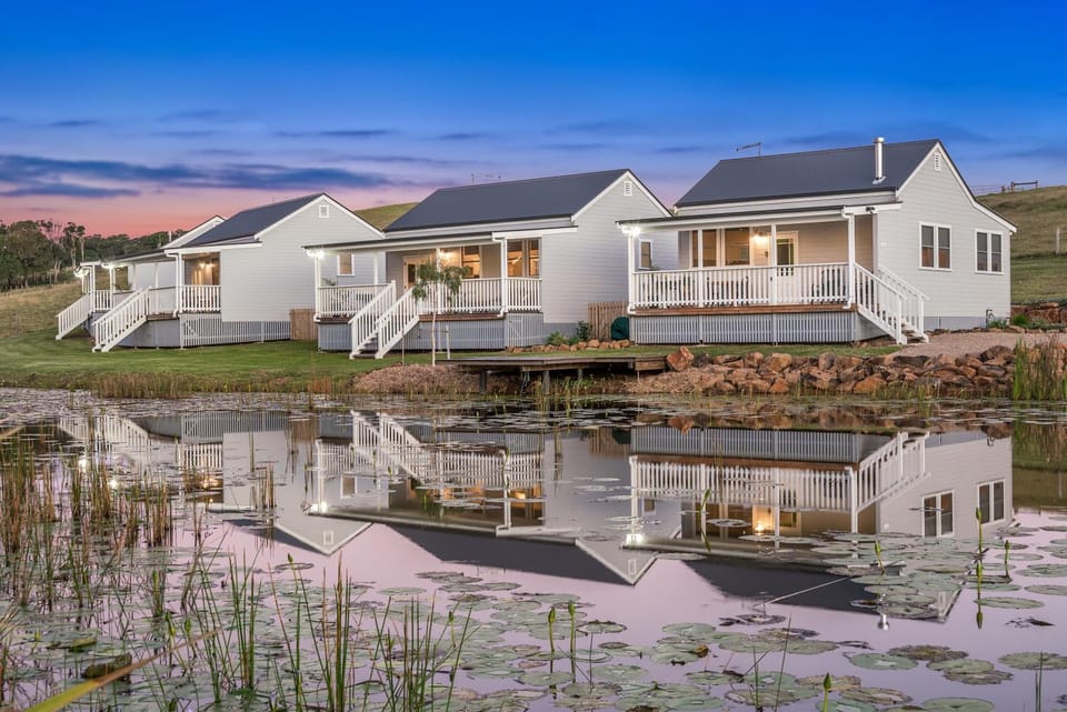 Property building, Facade/entrance, Neighbourhood, Natural landscape, Lake view, River view, Parking