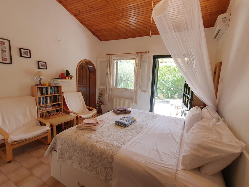 Bed, Library, Bedroom, hair dresser, towels