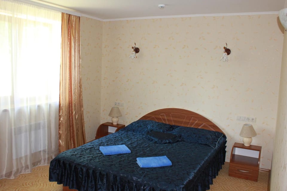 Bed, Photo of the whole room, Bedroom, Garden view