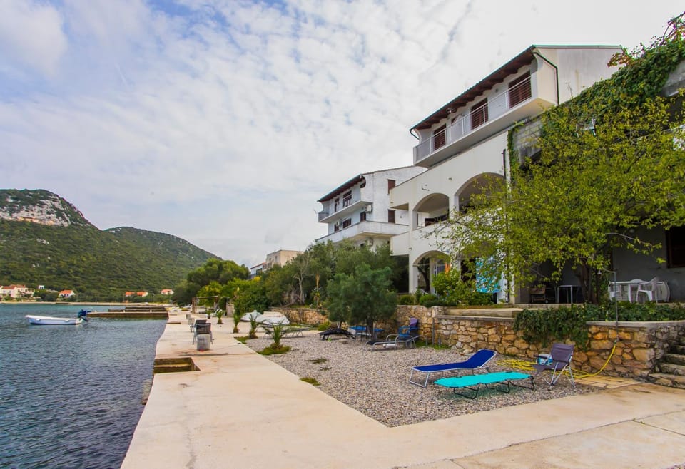 Property building, Natural landscape, Sea view, sunbed