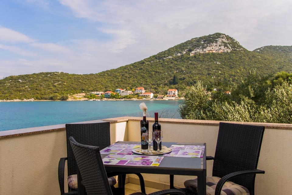 Day, Natural landscape, Dining area, Sea view