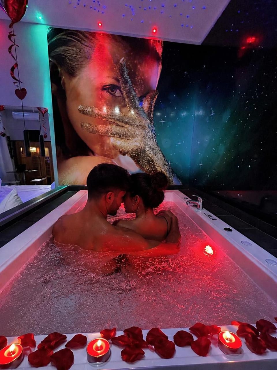 Hot Tub, Guests