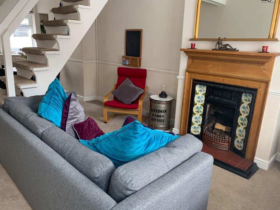 TV and multimedia, Living room, Seating area, flat iron