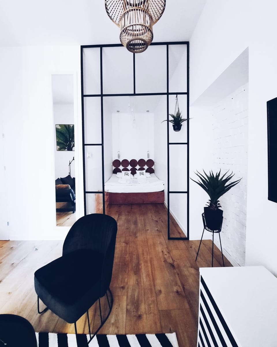 Bed, Seating area, Bedroom