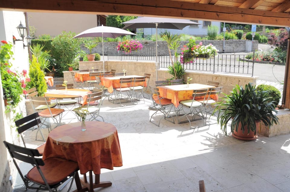 Restaurant/places to eat, Balcony/Terrace, Meals, Breakfast