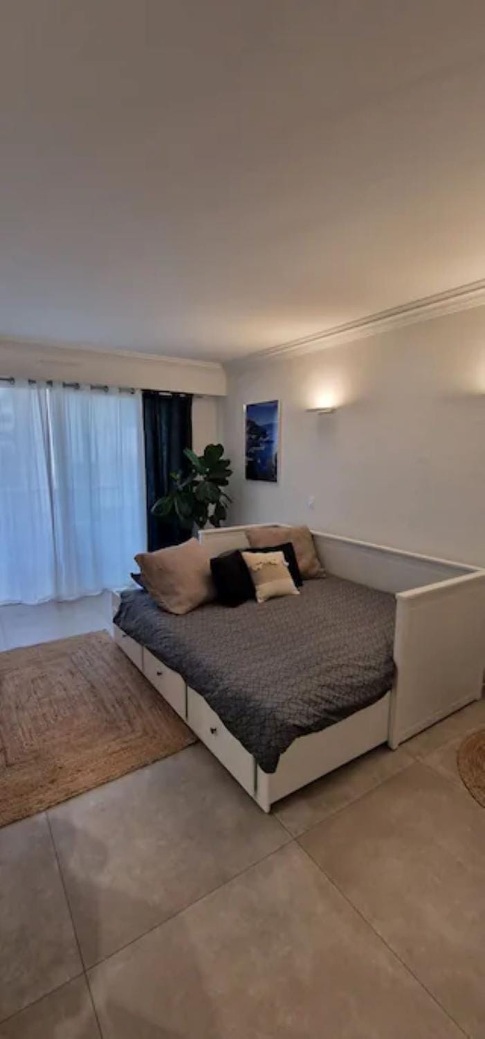 Bed, Living room, Lounge or bar, Photo of the whole room, Bedroom