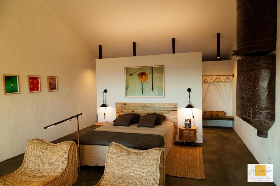 Bed, Seating area, Bedroom