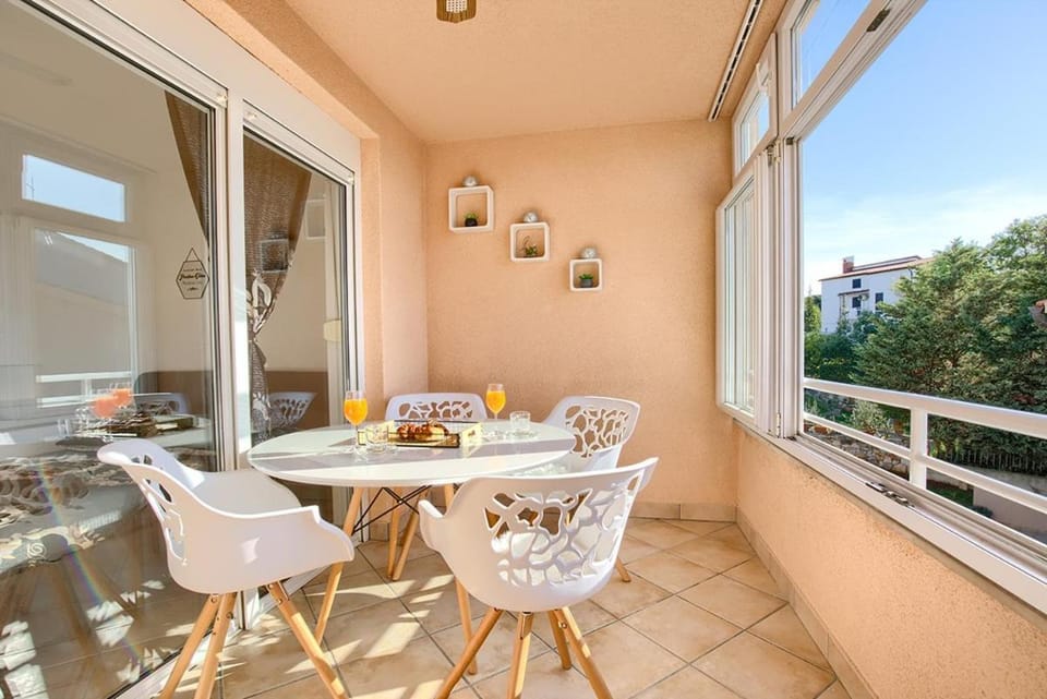 Sunny apartment near sea Apartment in Varoš