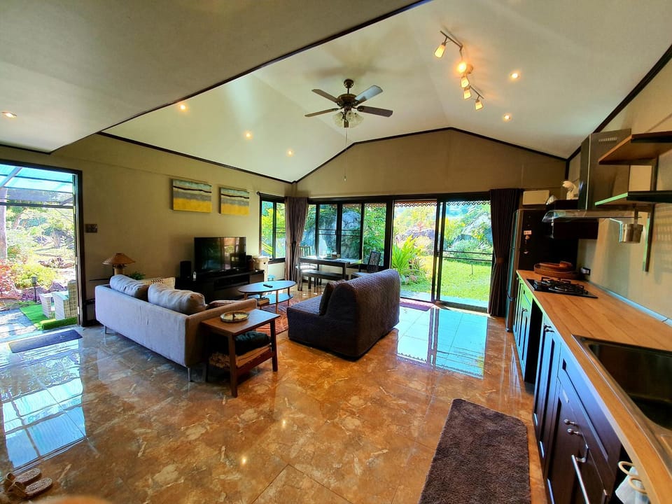 TV and multimedia, Coffee/tea facilities, Kitchen or kitchenette, Living room, Dining area