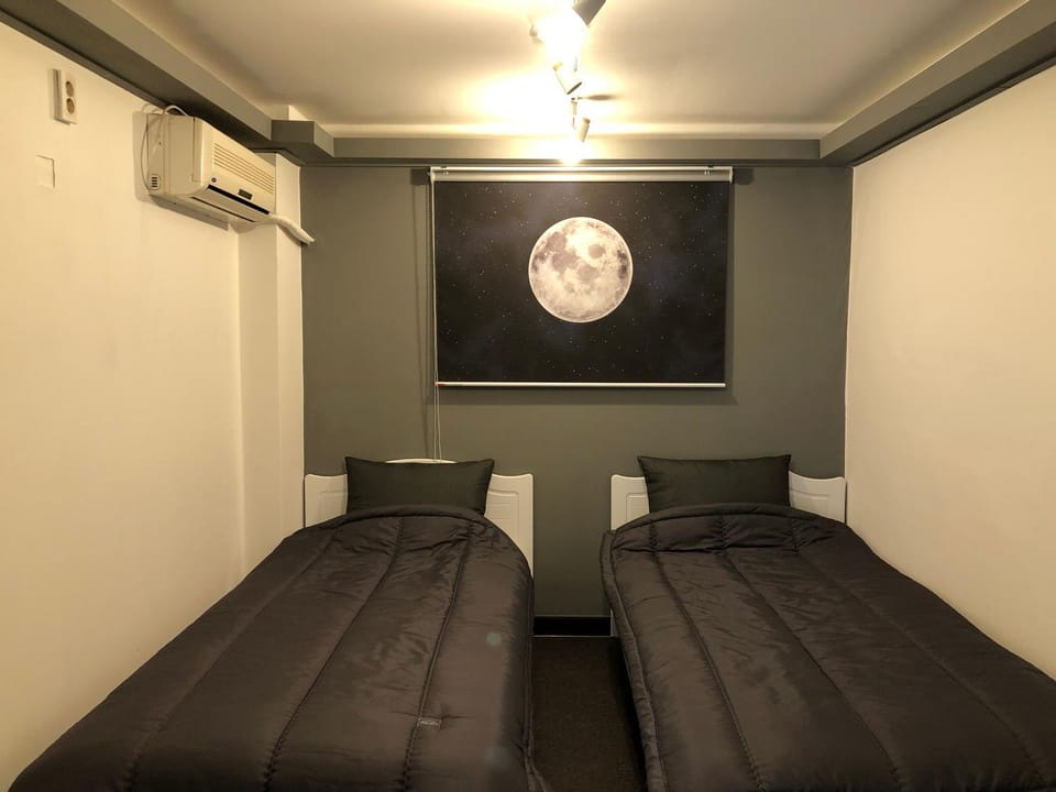 Photo of the whole room, Bedroom