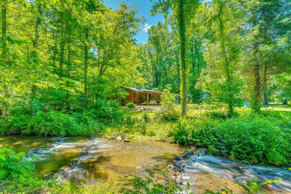 Creekside Smokies Log Cabin w/ Hot Tub & Game Room Cabin in Sevier County