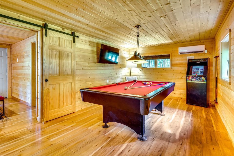 Creekside Smokies Log Cabin w/ Hot Tub & Game Room Cabin in Sevier County