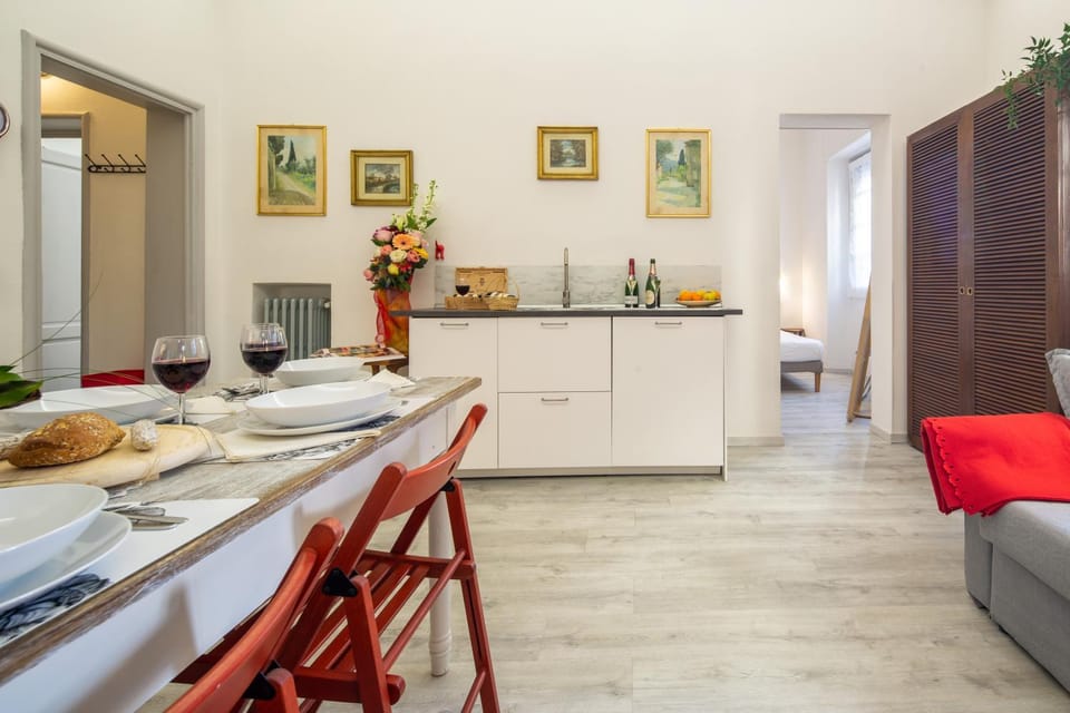 Kitchen or kitchenette, Dining area