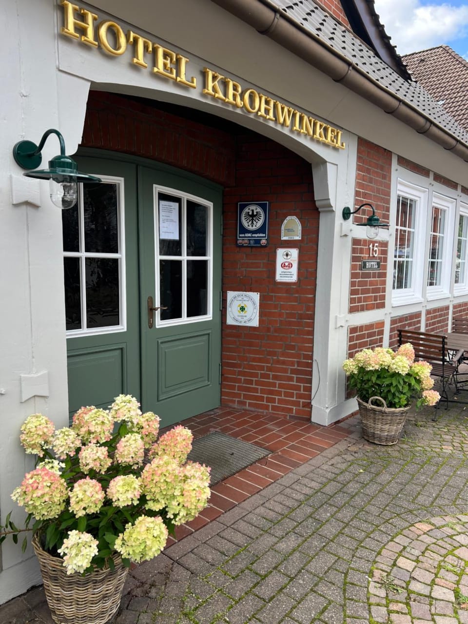 Property building, Restaurant/places to eat, Facade/entrance, Street view