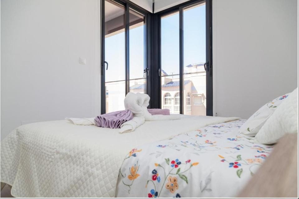Bed, Bedroom, towels