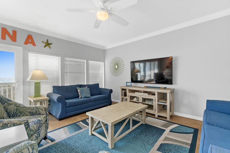 TV and multimedia, View (from property/room), Living room, Decorative detail, Seating area, Sea view, fireplace, locker, air conditioner
