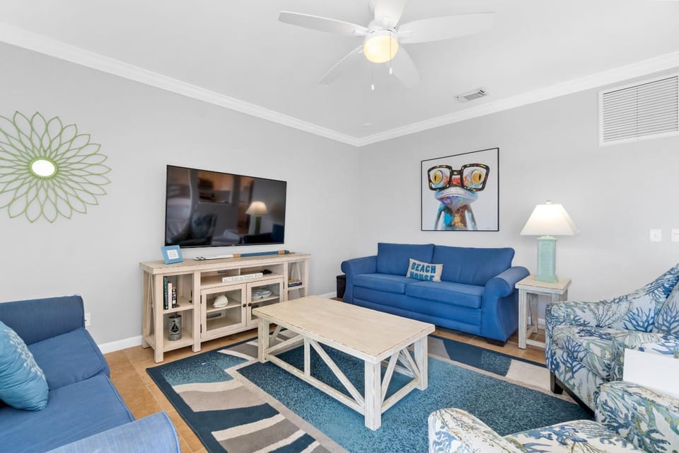 TV and multimedia, Living room, Decorative detail, Seating area, fireplace, locker, air conditioner